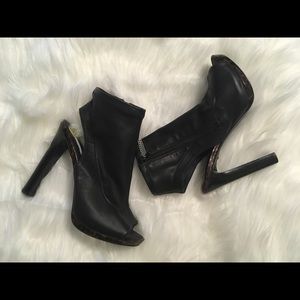 Diane Von Furstenberg  Peep toe Pumps  Size 9 NWT